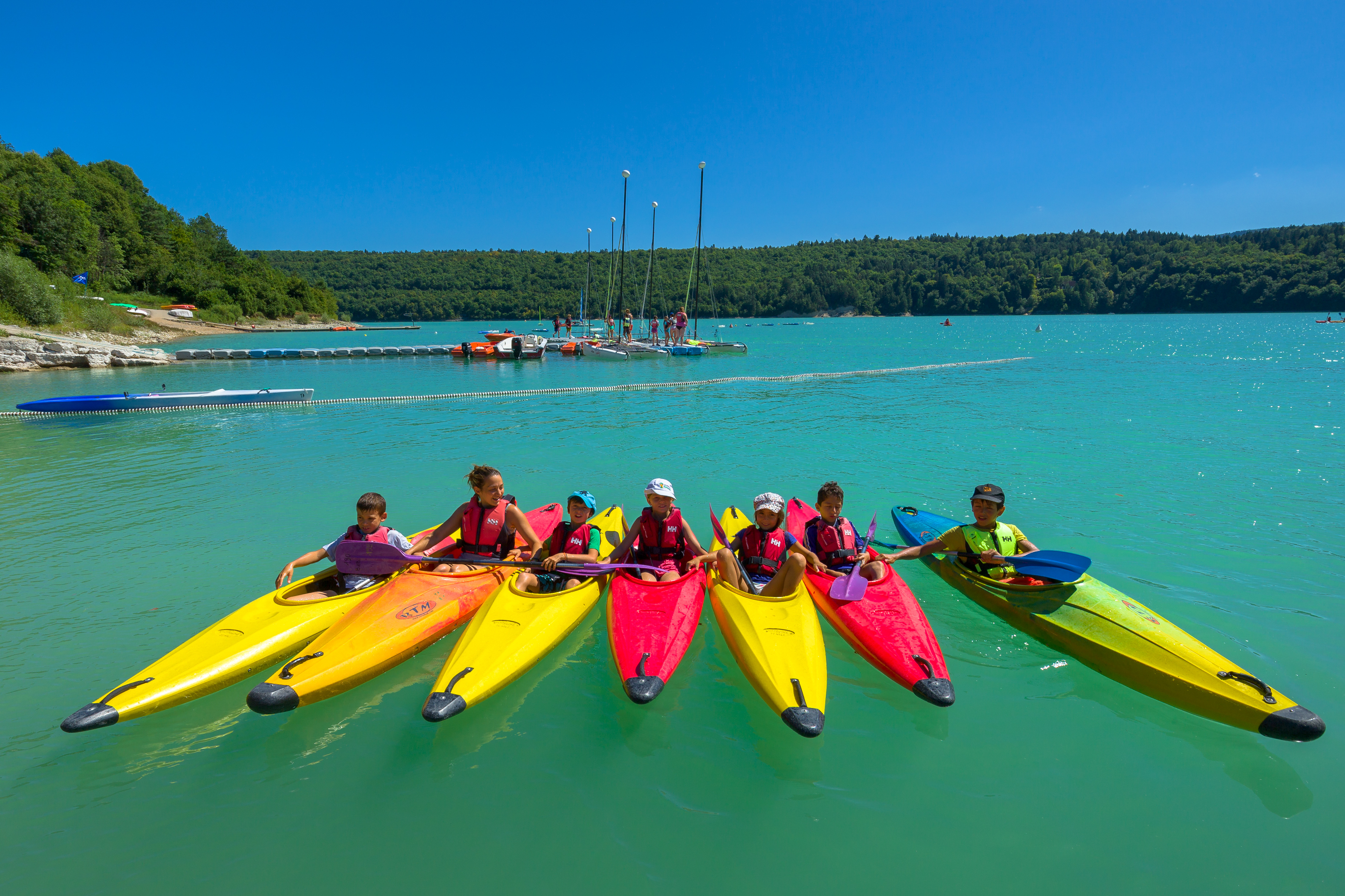 Enfants au bord du lac